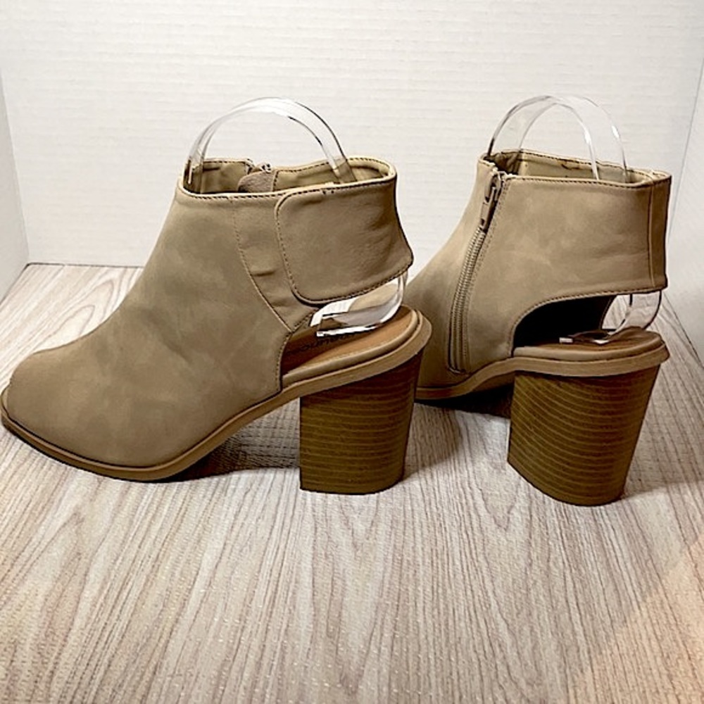 Maurice’s Baby Open Toe Bootie. Tan size 8